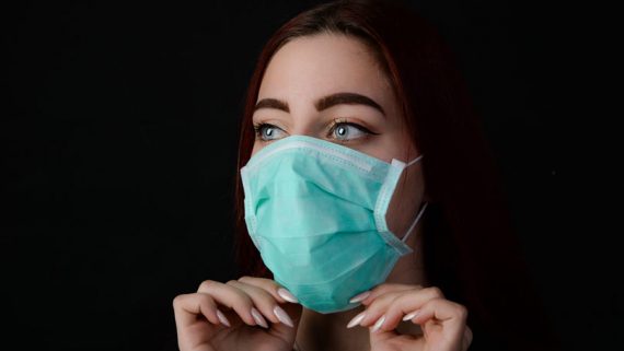 Cómo ponerse y quitarse adecuadamente la mascarilla