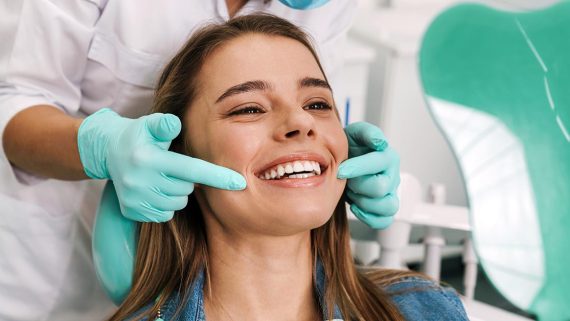 Cómo mejorar el aspecto de tu sonrisa con tratamientos dentales