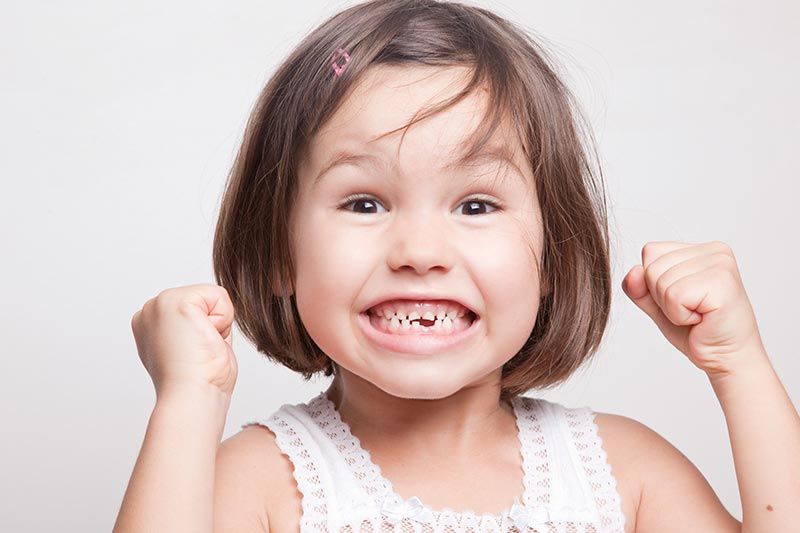 Soluciones para los dientes torcidos en niños