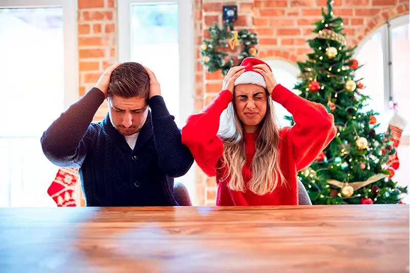 Una pareja se muestra estresada durante las fiestas de Navidad
