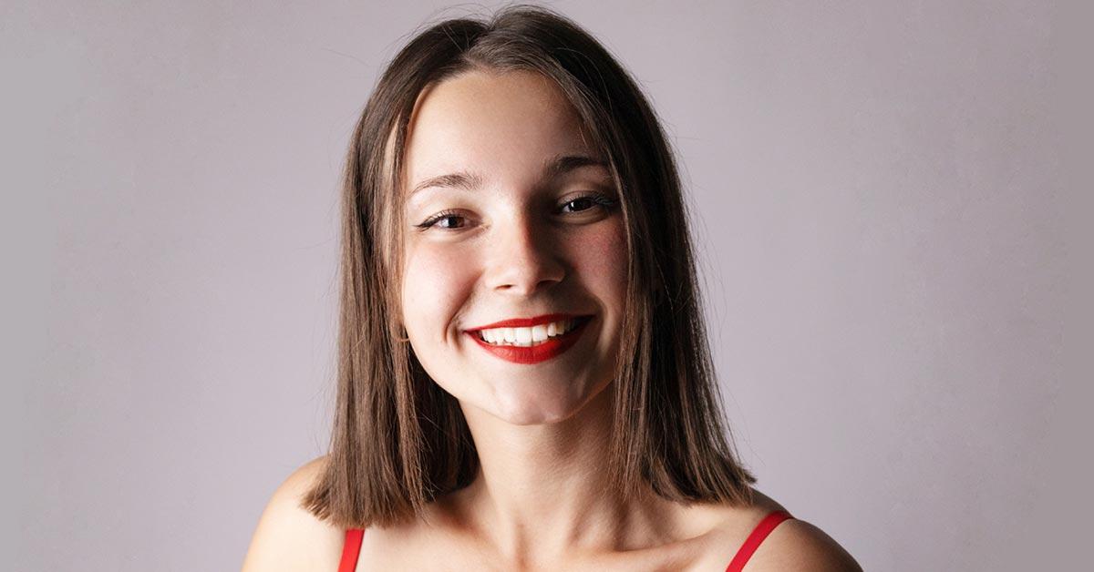 Blanquear dientes amarillos mujer joven