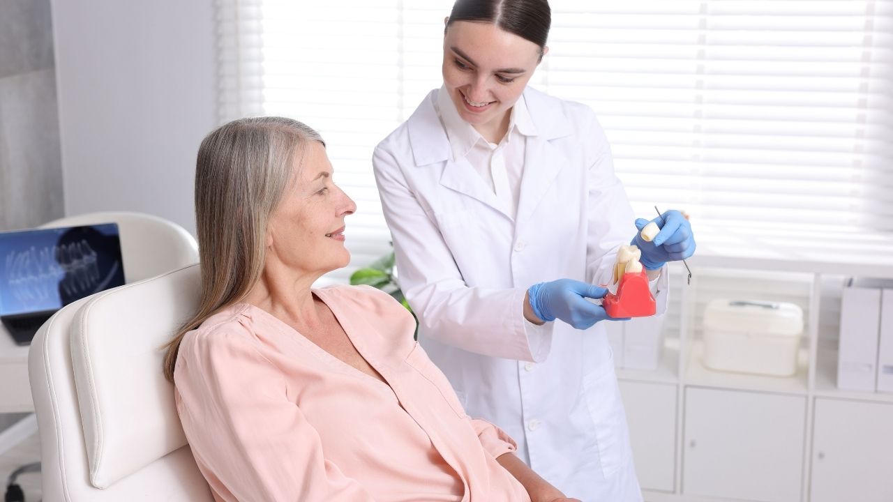 Mujer mayor en una consulta dental con una dentista